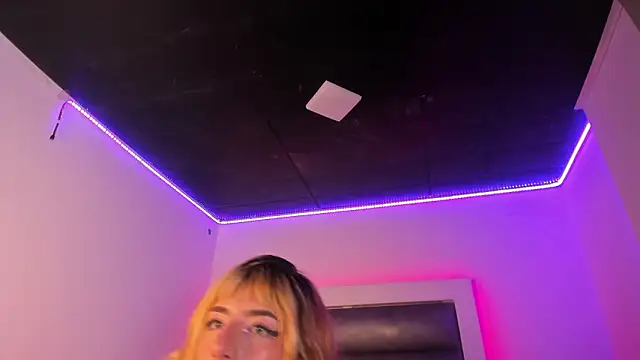 adhalee_js' Live XXX Chat