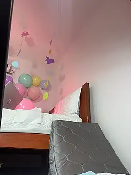 kloe__t18 Adlı Modelin Canlı XXX Sohbeti