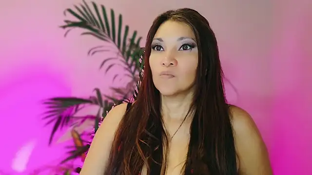 DivineLynn Adlı Modelin Canlı XXX Sohbeti