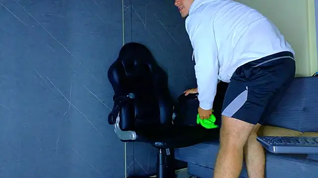 ALANNFERRER: διαδικτυακό σόου στην κάμερα