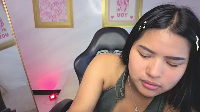 Paulette_v Chat XXX in diretta