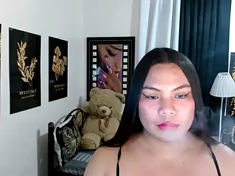 TSbrianaHugeCock webkamerás műsora