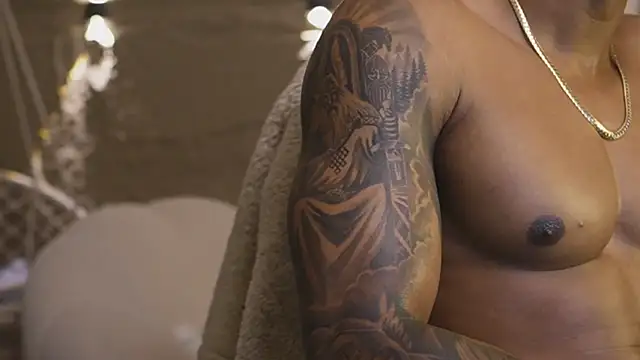 Pokazy przed kamerką – Logan_Varela