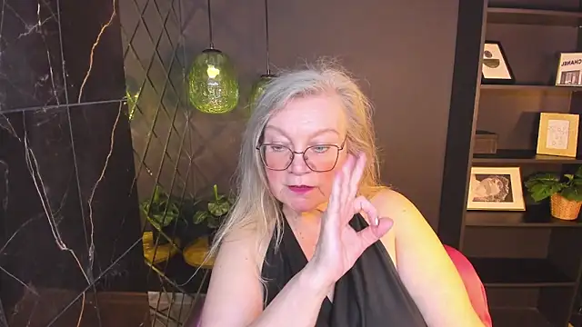 NataliMellow: δια δικτυακό σόου στην κάμερα