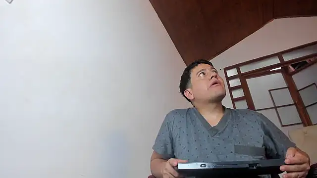 oliver_price1: διαδικτυακό σόου στην κάμερα