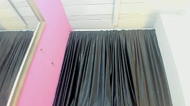 ScarletBigTitties' Live XXX Chat