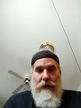 32666damon: διαδικτυακό σόου στην κάμερα