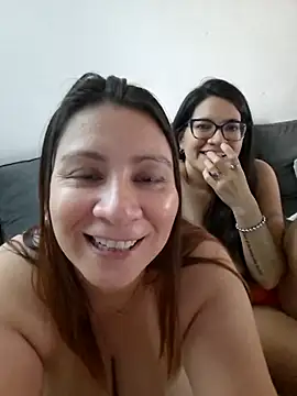 Gia-and-Lara webkamerás műsora