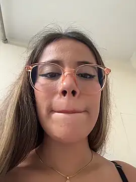 EMILIIA_RICHTER__ Adlı Modelin Canlı XXX Sohbeti