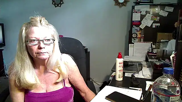 XXX chat uživo modela XTRAHORNYONE