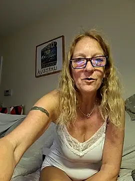 HotWifeLyn68 即時 XXX 聊天