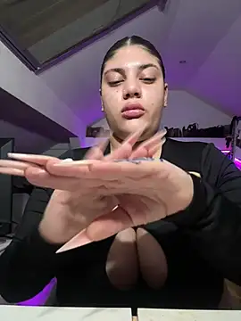 Pertunjukan Kamera Web MinaKhalina