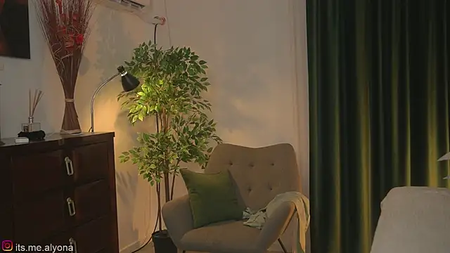 Alyonaqueen_: онлайн-секс-чат