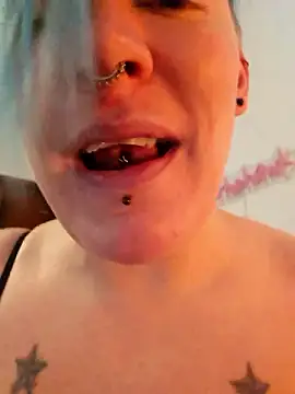 PinkTheHawk Show in webcam