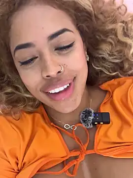 SarahCinnamon- Adlı Modelin Canlı XXX Sohbeti