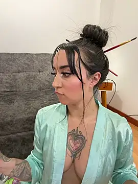 EmmyEvans1 Adlı Modelin Canlı XXX Sohbeti