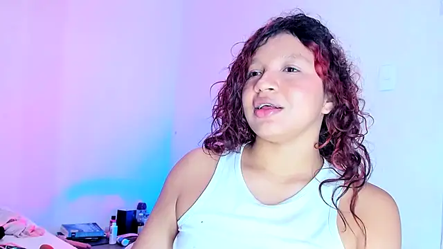 Emily_Coper18 Adlı Modelin Canlı XXX Sohbeti