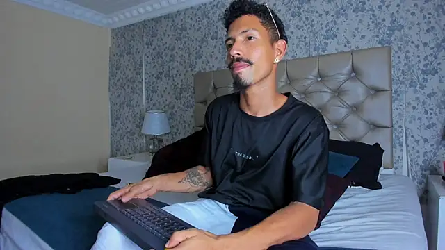 NoaahTylor লাইভ XXX চ্যাট