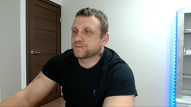 Show modela B-L-O-N-D na web-kameri