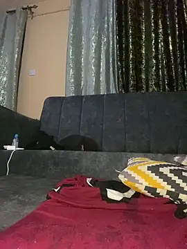 Keely: διαδικτυακό σόου στην κάμερα