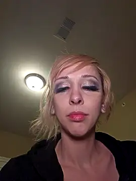 AmethystFoxx Adlı Modelin Canlı XXX Sohbeti