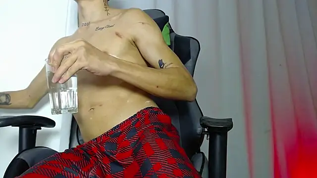 Didi_hard: διαδικτυακό σόου στην κάμερα