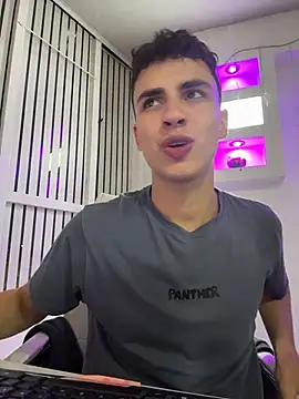 XXX chat uživo modela AdrianRinaldi