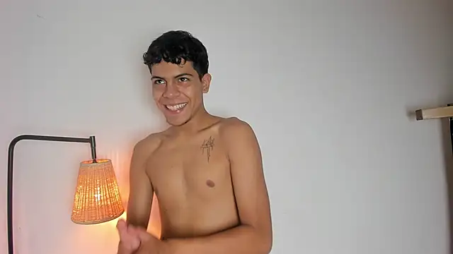 Skinnyfucked's Live XXX Chat