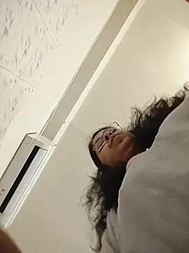 NakedMILFx Chat XXX in diretta