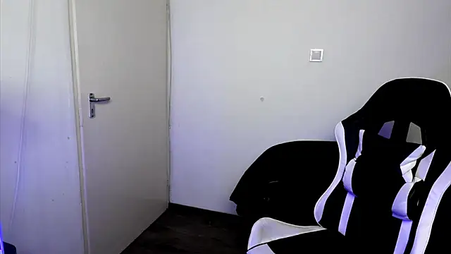 ShyHotNerd 即時 XXX 聊天