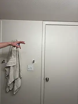 RAVENTREY1: διαδικτυακό σόου στην κάμερα