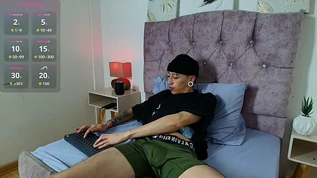 Yoshua_Smith: διαδικτυακό σόου στην κάμερα