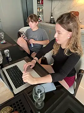 Nura_n_Sarahのウェブカメラショー