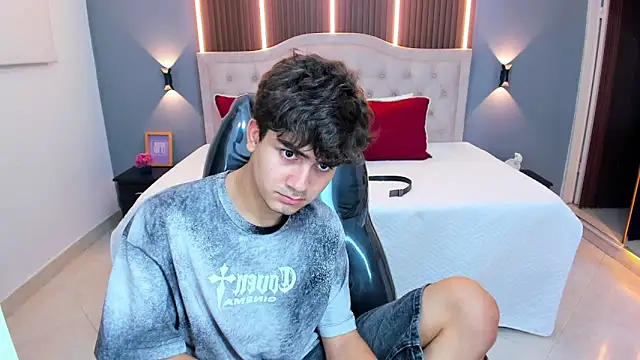 Tommy18__ Chat XXX in diretta