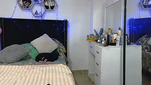 Chat +18 de charlotte_077 ao vivo