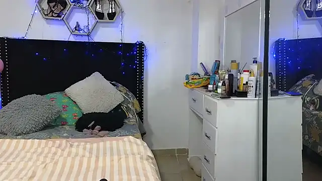 charlotte_077 Adlı Modelin Canlı XXX Sohbeti