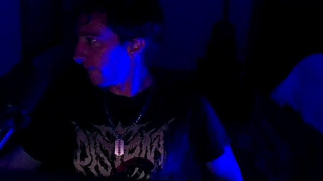 LEVIATHANX666: διαδικτυακό σόου στην κάμερα