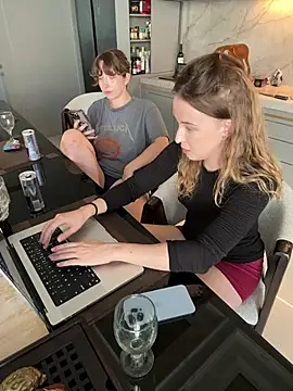 Nura_n_Sarahn Webbikameraesitys