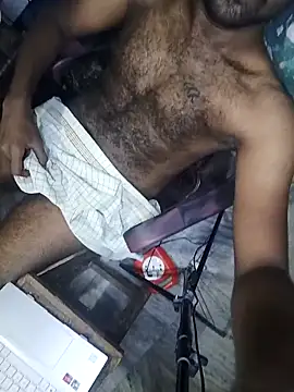 Tinku_1324: διαδικτυακό σόου στην κάμερα