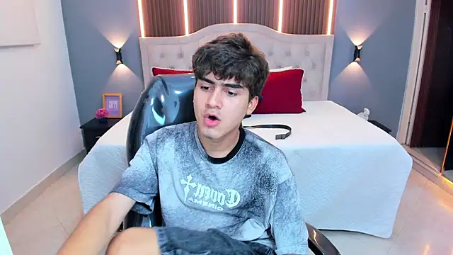 Tommy18__ Chat XXX in diretta