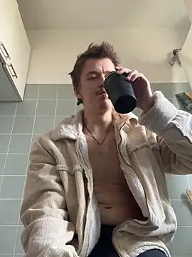 Toyjungee élő XXX-chatje