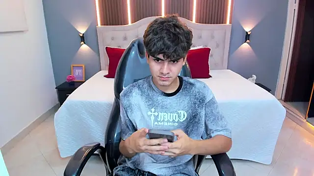 دردشة Tommy18__ الجنسية المباشرة