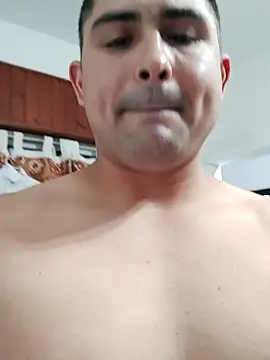 Bradd_32: διαδικτυακό σόου στην κάμερα