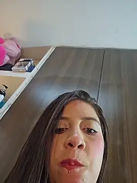 Rebeca_xs Show in webcam