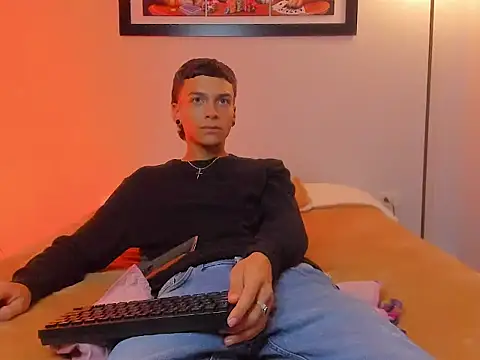 Show modela Noahh_Saky na web-kameri