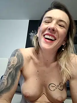 Ladymiri85 Show in webcam