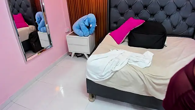 MEYLAGIA লাইভ XXX চ্যাট