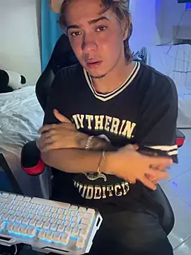 AngelLatinBoy 即時 XXX 聊天