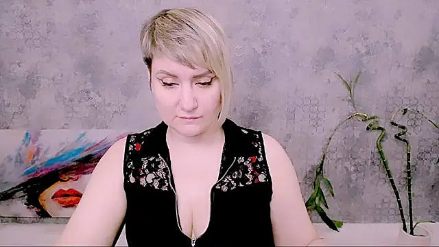 DjulliaのライブXXXチャット