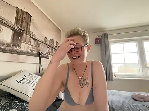 Curvy-Jinx Live XXX Chat